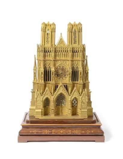 null PENDULE " À LA CATHÉDRALE " en bronze ciselé et doré, représentant la cathédrale...