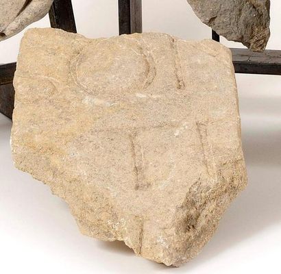 FRAGMENT en calcaire avec la lettre T. XVIème...