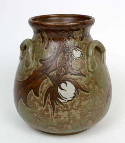 null MONTIGNY. BOUE ET PETIT Vase en grès à décor de chardons. Haut : 19 cm