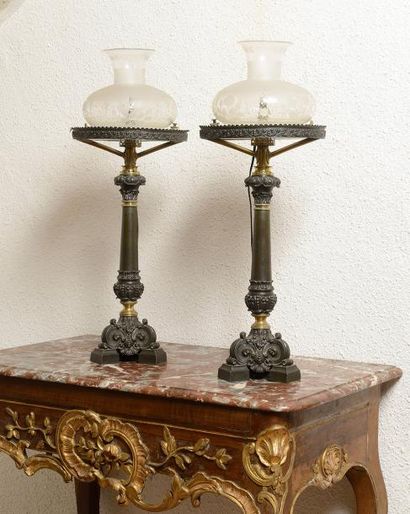 null PAIRE DE LAMPES CARCEL en bronze patiné supportant des globes en verre gravé....