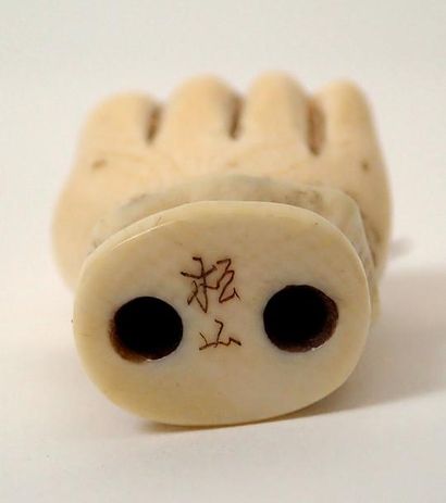 null JAPON Netsuké à décor d'une main renfermant un petit singe. Haut : 4 cm