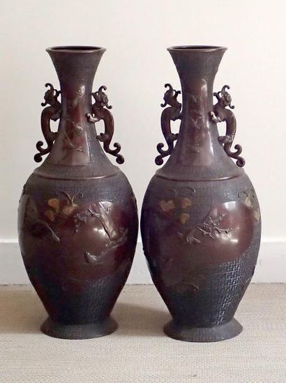 null JAPON Paire de vases balustre en bronze repoussé et ciselé à décor de paysages...