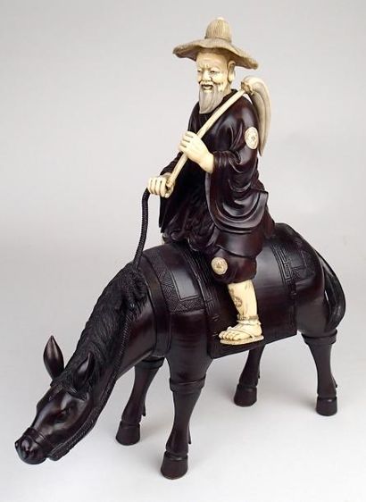 null JAPON Paysans sur sa mule en bois sculpté. Cachet sur la croupe du cheval. Haut:...