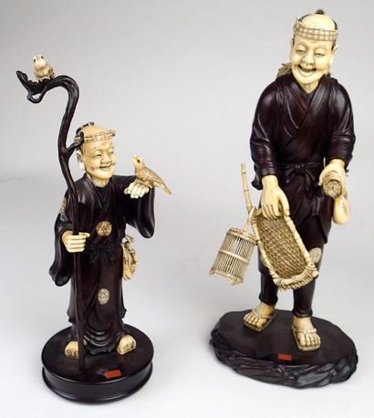 null JAPON Réunion de deux personnages en bois sculpté: un pêcheur et un dresseur....