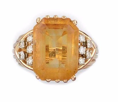 null BAGUE en or jaune retenant une importante citrine d'environ 11,7 carats montée...