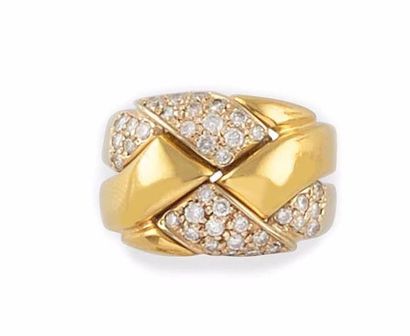 null BAGUE en or jaune, la monture au motif géométrique serti de diamants de taille...