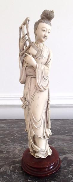 null CHINE Sculpture en ivoire représentant une femme au tissage Début XXème siècle...