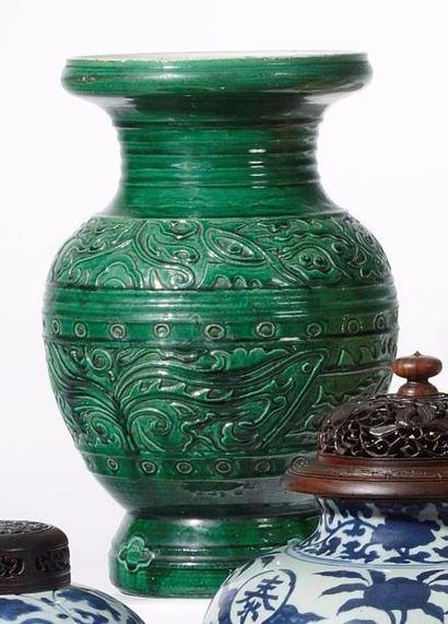 null CHINE Vase de forme balustre à couverte monochrome verte, décoré en léger relief...