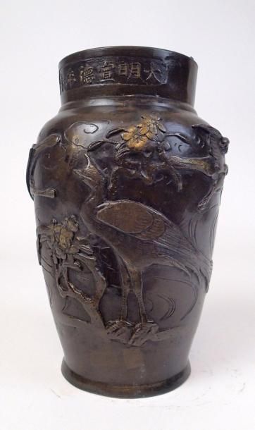 null CHINE Vase de forme balustre en bronze à patine brune décoré en léger relief...