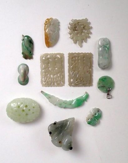 null CHINE Ensemble de 12 éléments en jade (pendentifs, plaques) Expert : Monsieur...