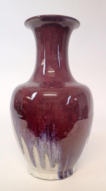 null CHINE Vase de forme balustre recouvert d'une belle glaçure rouge flammée. XXème...