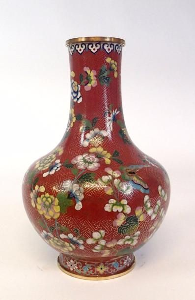 null CHINE Vase balustre en bronze et émaux cloisonnés à décor de fleurs et papillons...