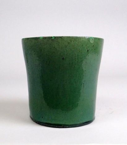 null CHINE Pot à pinceaux en terre émaillée à glaçure verte. Style Ming, exécutée...