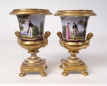 null PARIS Paire de vases à l'antique en porcelaine blanche et or à décor en polychromie...