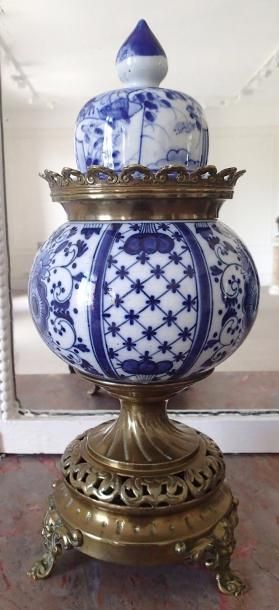 null BRULE-ENCENS en porcelaine bleu blanc sur piédouche en laiton. Fin XIXème siècle...