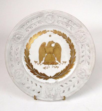 null LIMOGES Assiette en porcelaine blanch et or à décor de l'aigle impérial. Vers...