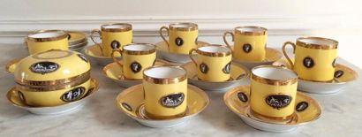 null CAPODIMONTE Service à café en porcelaine à fond jaune et bordures dorées à décor...
