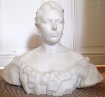 null ECOLE FRANCAISE vers 1900 Buste de femme Marbre de Carrare 50 x 56 x 30 cm
