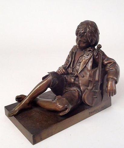 null Léon THAREL (1858-1902) Le petit violoniste endormi Statuette en bronze patiné,...
