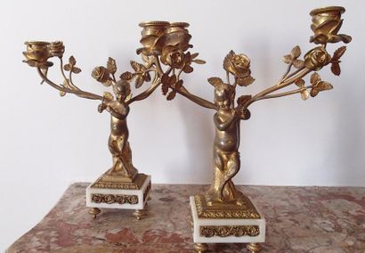 null PAIRE DE CANDELABRES en bronze doré et marbre blanc à décor de faunes musiciens...