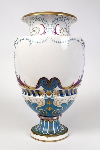 null SEVRES Vase de forme balustre en porcelaine à décors polychrome d'ornements...