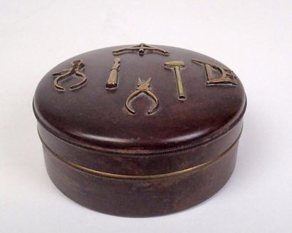 null BOITE ronde en cuivre patiné décoré d'attributs maçonniques. Haut : 4 cm Diam...