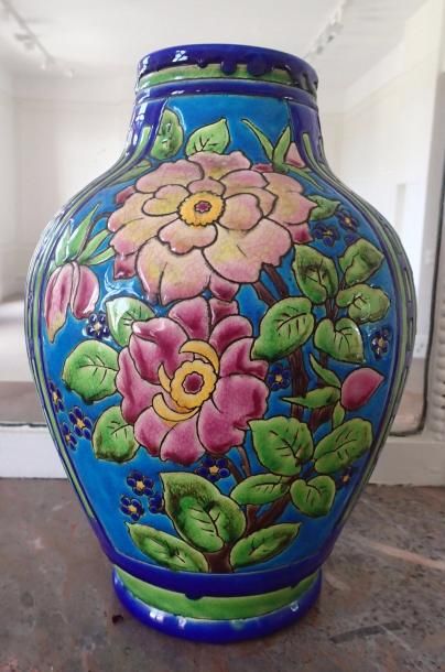 null KERAMIS Vase balustre en faience émaillée à décor floral. Haut : 31 cm