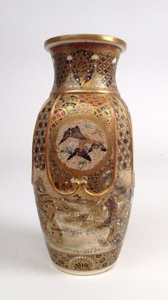 null JAPON Vase en faience de Satzuma à décor de papillons, oiseaux et samourais....