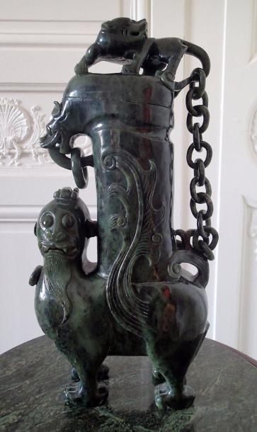 null CHINE Vase couvert en jade épinard à décor d'un chien de Fô. XXème siècle Haut...
