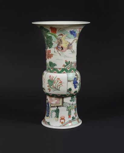 null CHINE Grand vase décoratif de forme Gu décoré en émaux de la Famille verte de...