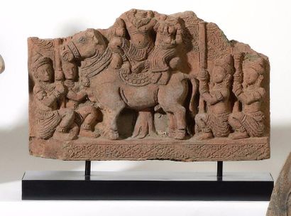 null CAMBODGE Bas-relief représentant Shiva et Parvati sur un taureau. Style Khmer....