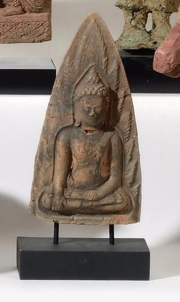 null CAMBODGE Stèle votive en terre cuite de Bouddha assis en position de la Prise...