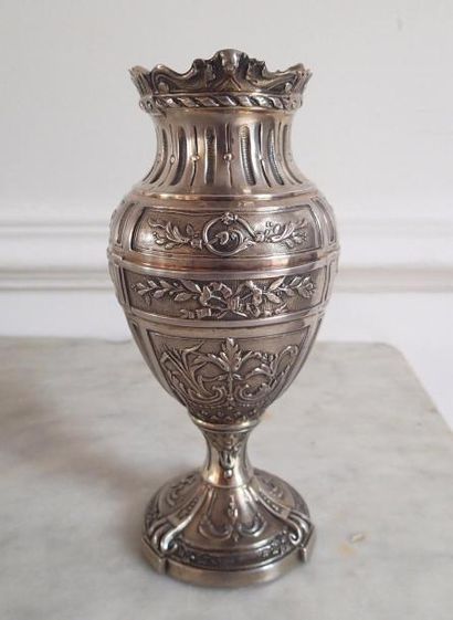 null VASE BALUSTRE argent vermeillé ciselé et repoussé sur piedouche. Poinçon Minerve...