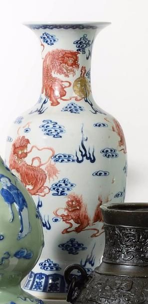null CHINE Vase de forme balustre décoré en bleu sous couverte de nuage et en rouge...
