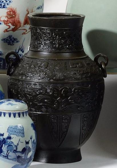 null CHINE Vase en bronze à patine brune de forme balustre à deux anses annelées...