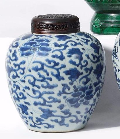 null CHINE Pot à gingembre couvert en porcelaine de forme ovoide décoré en bleu sous...