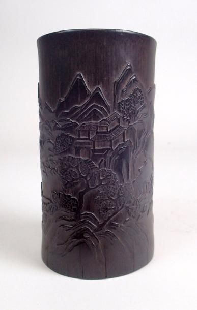 null CHINE Pot à pinceaux en bambou à décor de paysage. XIXème siècle Haut : 15 cm...