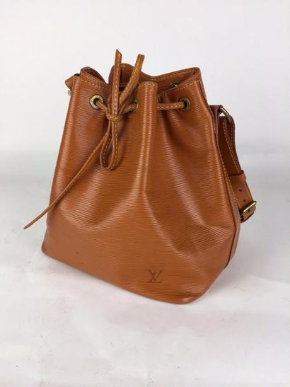 LOUIS VUITTON SAC « Noé » en cuir épi caramel. Porté épaule. Intérieur en suédine...