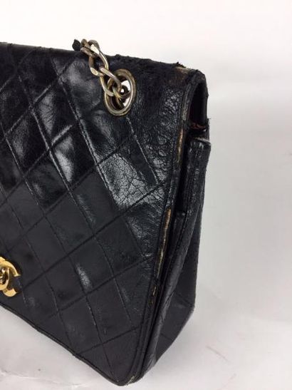 CHANEL SAC porté épaule en cuir d'agneu noir matelassé. Fermoir plaqué or. Anse en...