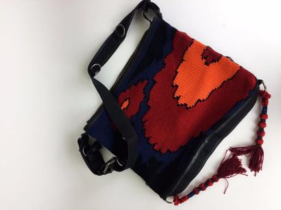 GF FERRE SAC en toile noir, cuir et lain tricoté dans les tons rouge, orange et violet....
