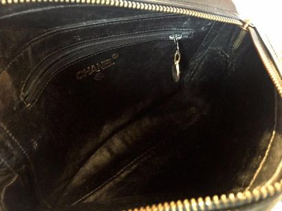 CHANEL SAC en cuir d’agneau matelassé noir. Deux poches plaquées au dos. Fermeture...