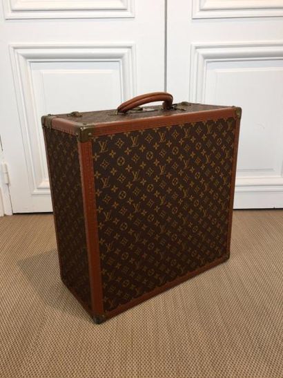 LOUIS VUITTON BOITE CHAPEAUX "Brette" en toile Monogram et cuir marron. Renforts...