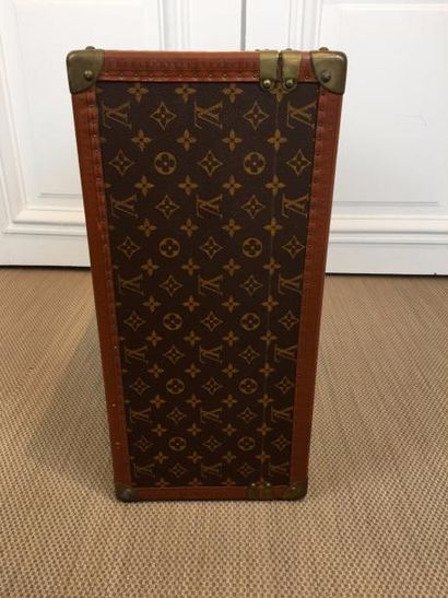 LOUIS VUITTON BOITE CHAPEAUX "Brette" en toile Monogram et cuir marron. Renforts...