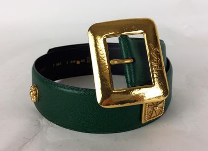 Yves Saint LAURENT CEINTURE en cuir vert, décorée de plaques en métal doré, boucle...