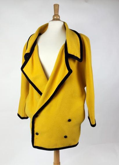 Emanuel UNGARO Parallèle MANTEAU en laine jaune, décor en velours noir. Bon état...