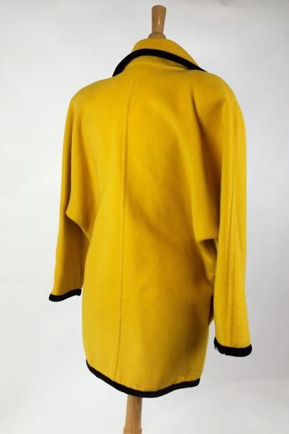 Emanuel UNGARO Parallèle MANTEAU en laine jaune, décor en velours noir. Bon état...