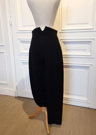 CHANEL boutique PANTALON en coton laine. T. 38. Très bon état général. Décoré de...