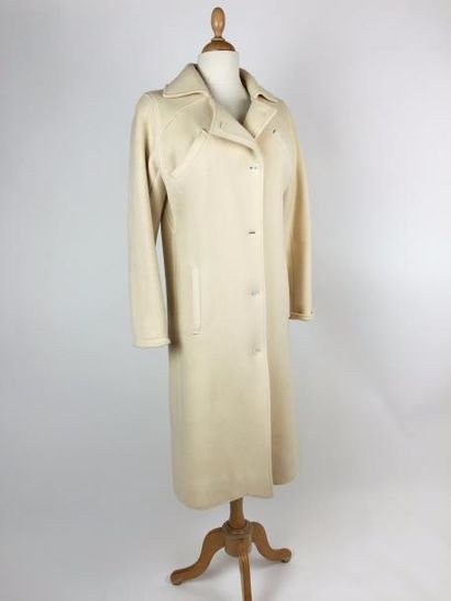 COURREGES, circa 1970 MANTEAU en laine beige. Taille : 36/38 Bon état.