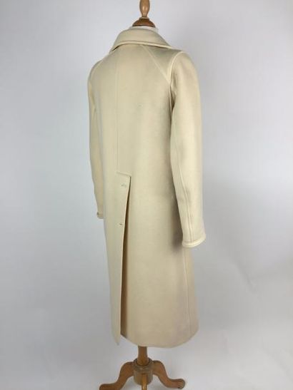 COURREGES, circa 1970 MANTEAU en laine beige. Taille : 36/38 Bon état.