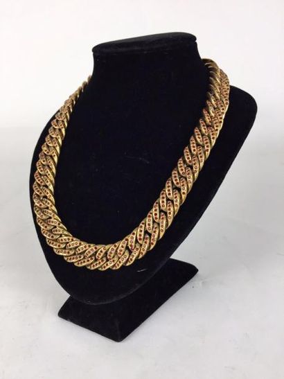 GIANNI VERSACE COLLIER en chaîne en métal doré et strasses rouges. Bon état. 45 ...